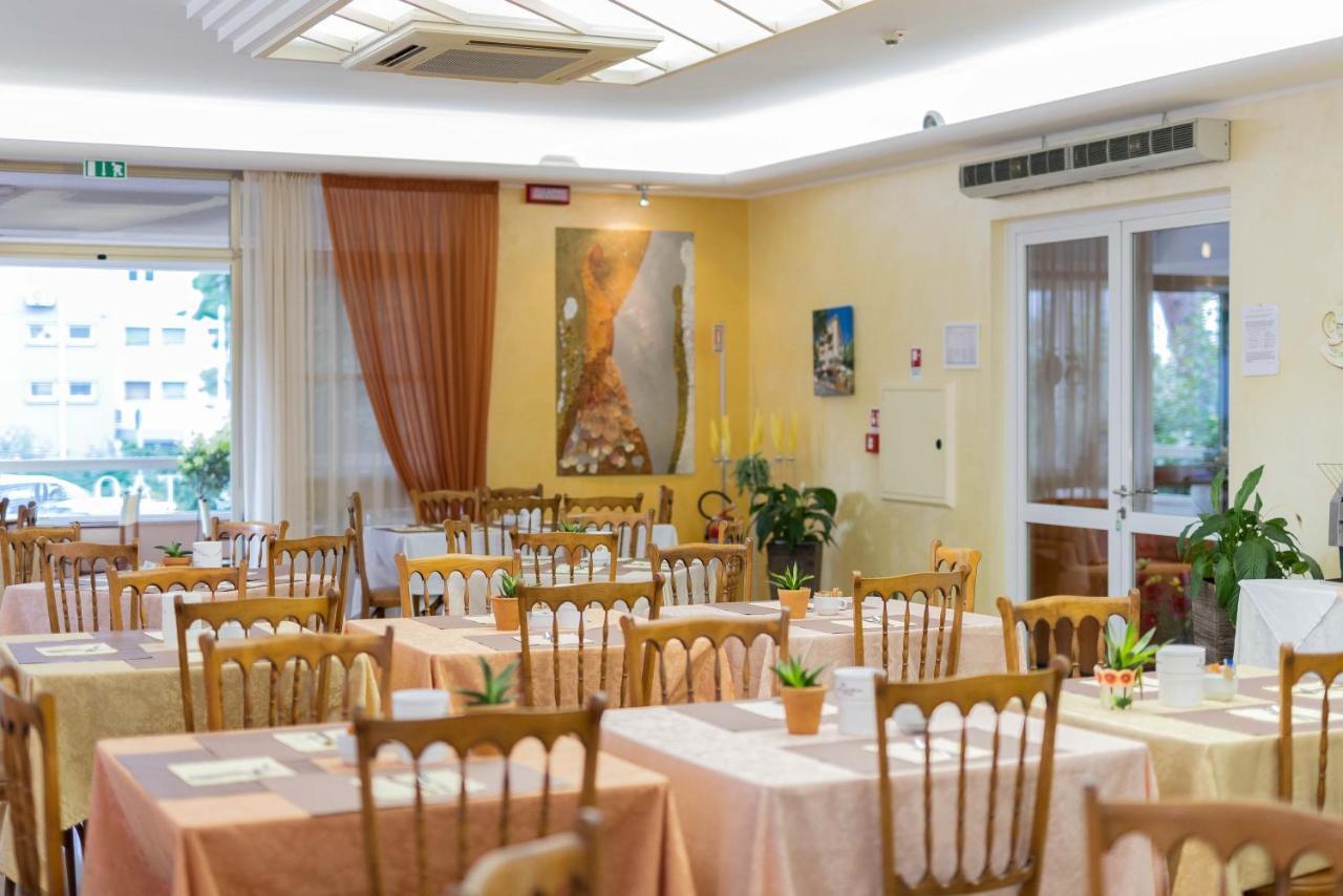 Hotel Alfa Tao Риччоне Экстерьер фото